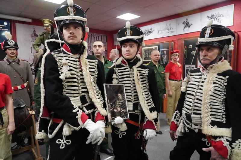 Дмитрий Азаров передал в дар самарскому музею уникальный экспонат