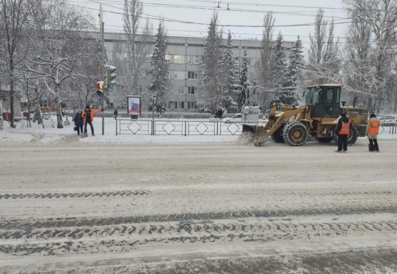 На дороги Тольятти вышли 44 снегоуборочные машины