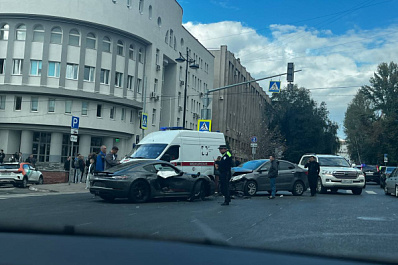 Porsche не пропустил Kia: в Самаре столкнулись две иномарки