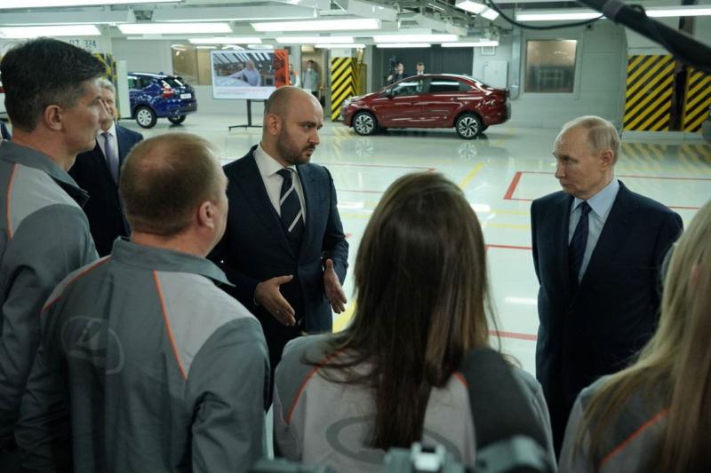 Президент Владимир Путин в рамках рабочей поездки в Самарскую область посетил АВТОВАЗ  