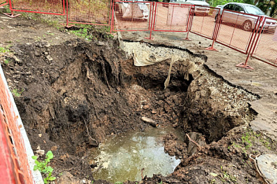 Пенсионер упал в яму с кипятком из-за халатности коммунальщиков