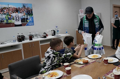 Дмитрий Азаров вместе с детьми из Донбасса поддержал "Крылья Советов" в матче с "Уфой"