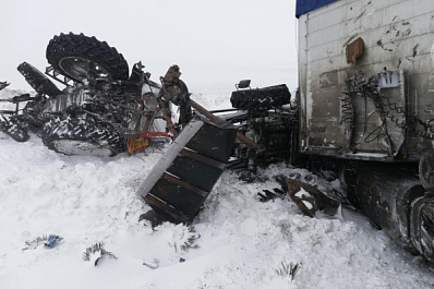 КамАЗ влетел в трактор и дорожную машину на трассе под Самарой