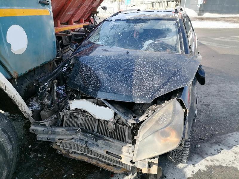 В Самаре на перекрестке "поцеловались" женщина на Geely и снегоуборщик