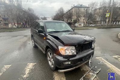 В Самаре три человека попали в больницу после столкновения Toyota и LADA