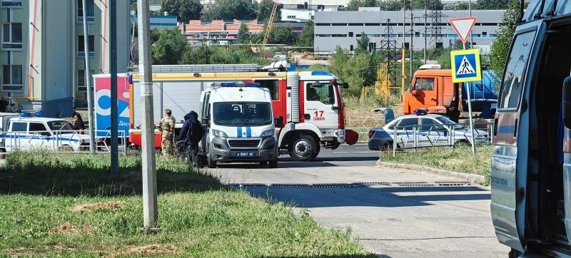 Фото очевидцев: в Крутых Ключах экстренные службы оцепили территорию у нескольких домов
