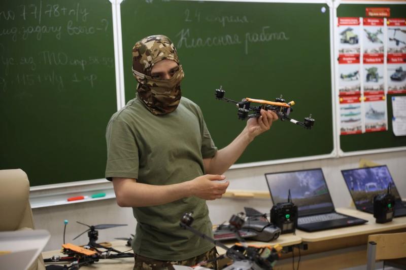 Специалисты по беспилотникам показали самарским школьникам, как управлять дронами