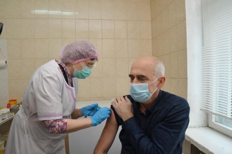 Дмитрий Азаров: "В феврале Самарская область получит около 130 тысяч доз вакцины от коронавируса "Спутник V"
