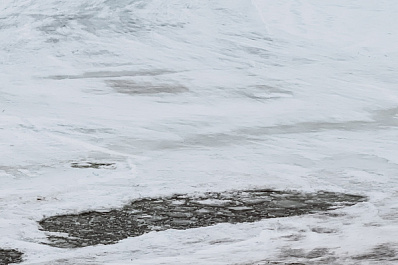 Трещины, промоины, вода: спасатели измерили толщу волжского льда в Самарской области