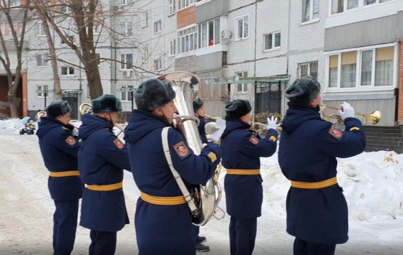 В Тольятти под окнами участницы обороны Ленинграда устроили концерт