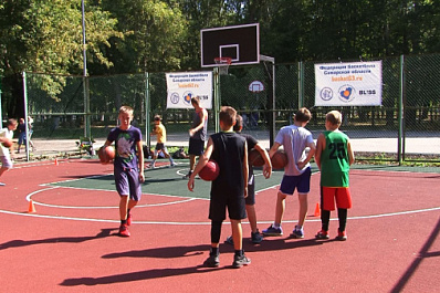 В парке Гагарина обновили баскетбольную площадку