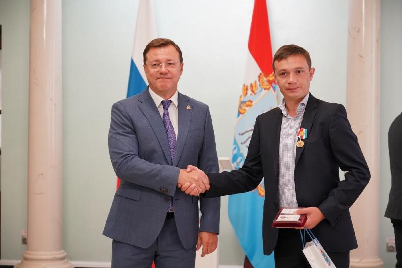 Дмитрий Азаров наградил земляков, которые участвовали в восстановлении мирной жизни в Снежном