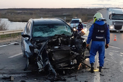 В Самарской области владелец иномарки погиб, врезавшись в столб