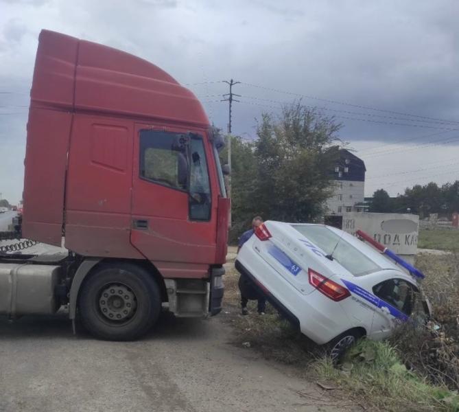 В Самарской области 6 октября грузовик протаранил машину ДПС