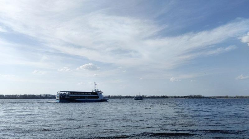 Более 200 пассажиров сняли с теплохода на Волге из-за ЧП с якорем