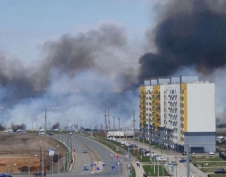 Пожарные ликвидировали открытое горение камыша в Южном городе-2