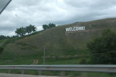 Голливудские буквы украсили склон на въезде в Самару