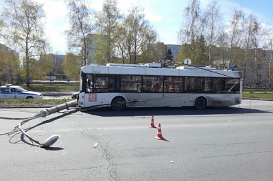 В Тольятти водитель троллейбуса на полной скорости снёс фонарный столб