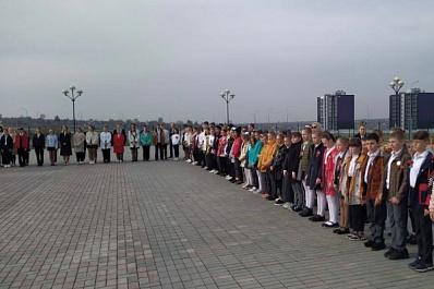 В Смышляевке школьники одними из первых в России исполнили гимн и приняли участие в церемонии поднятия флага в начале учебной недели