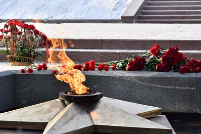 В Самаре в День Неизвестного Солдата возложили цветы на площади Славы