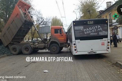 В Самаре автобус и КамАЗ перекрыли улицу Победы