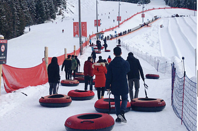 Кататься на тюбинге безопасно только сидя и без использования автомобиля