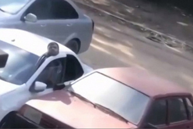 В МВД Самары раскрыли подробности происшествия с зажатым дверью водителем