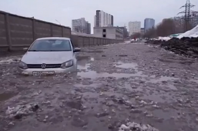 В Самаре на улице Пятигорской устраняют последствия прорыва водопровода
