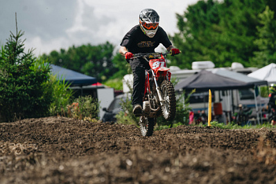 После столкновения с грузовиком пострадал водитель питбайка