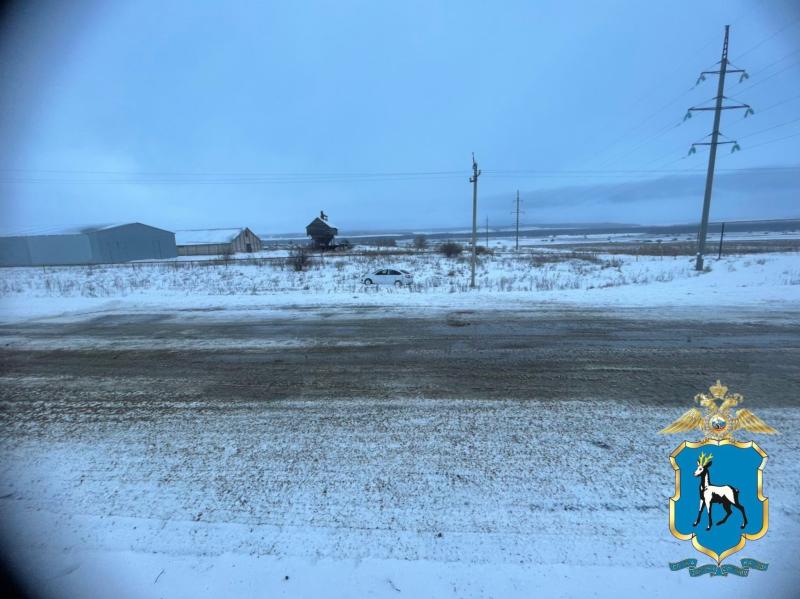 В Самарской области пьяный водитель на LADA Granta вылетел с трассы в поле