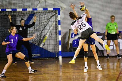 Гандбольная "Лада" начала сезон с победы