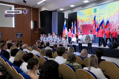 В Волжском районе вручили медали выпускникам