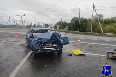 В Сызранском районе столкнулись грузовик и "семерка"