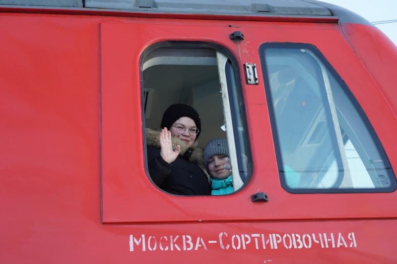 Дмитрий Азаров в рамках акции "Елка желаний" исполнил мечту детей военнослужащего