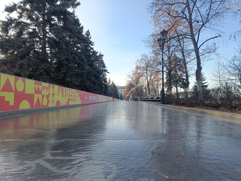 На самарской набережной начали заливать каток