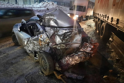 Водитель Datsun врезался во встречный грузовик в Самаре