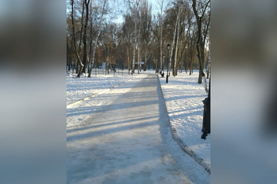 В Самаре на аллеях парка Металлургов залили каток