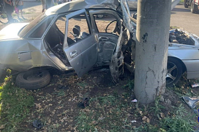 Трое в больнице: в Самаре водитель без прав влетел в столб