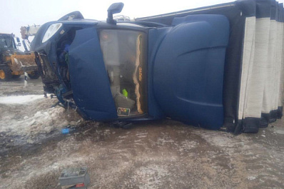 На трассе в Самарской области столкнулись грузовая "Газель" и легковушка