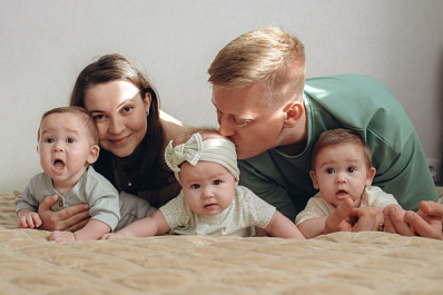 "Эмоции были смешанными": мамы тройняшек - о секретах счастливой семьи и роли женщины