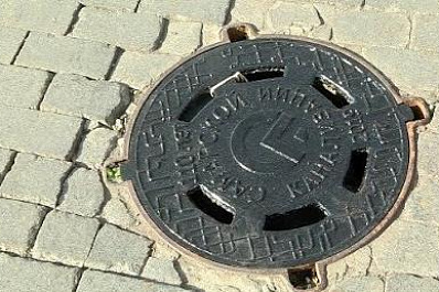 Коммунальщики привлекают внимание самарцев к похищению люков