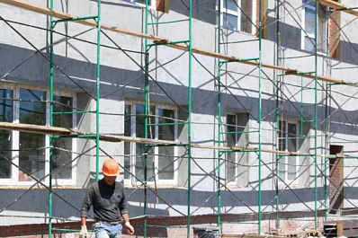 В Красноярском районе продолжают обновлять фасад Дома культуры