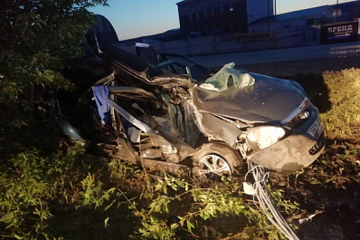 Раскуроченная "Приора": в Самарской области автоледи не справилась с управлением и вылетела в кювет