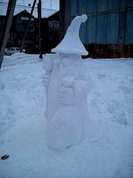 Житель Тольятти прославился необычными снежными скульптурами