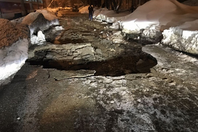 Огромный провал в асфальте: жители Самары сделали фото и обратились за помощью в ГИБДД