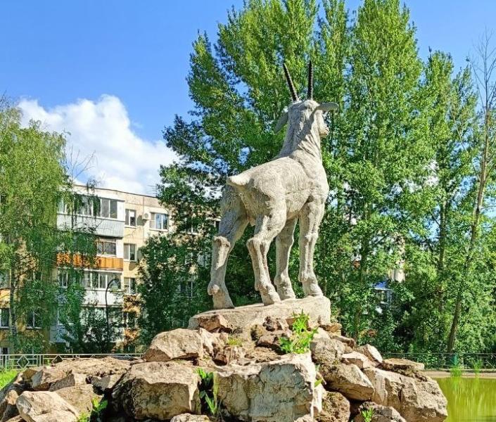 В Самаре почистили озеро в сквере "Родничок Надежды"