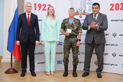 Бойцу СВО из Самарской области вручили награду в Министерстве спорта РФ