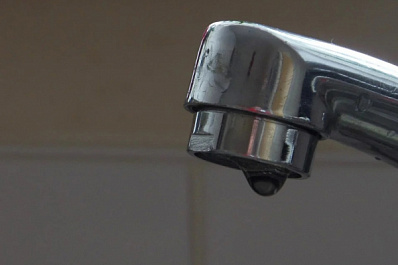 Самарец год заливал соседку и не впускал к себе ремонтников