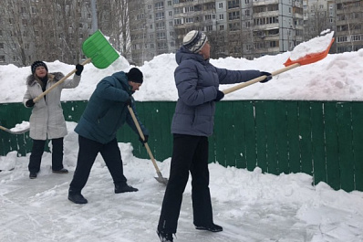 Чиновники взялись за лопаты, чтобы очистить Самару от снега 