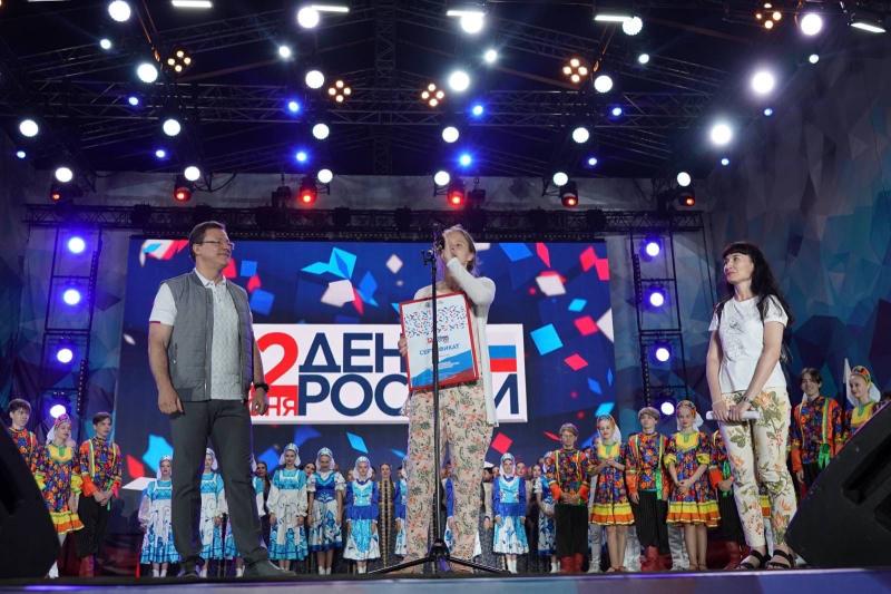 Дмитрий Азаров наградил участницу квеста #СтранаПобедителей в Самаре